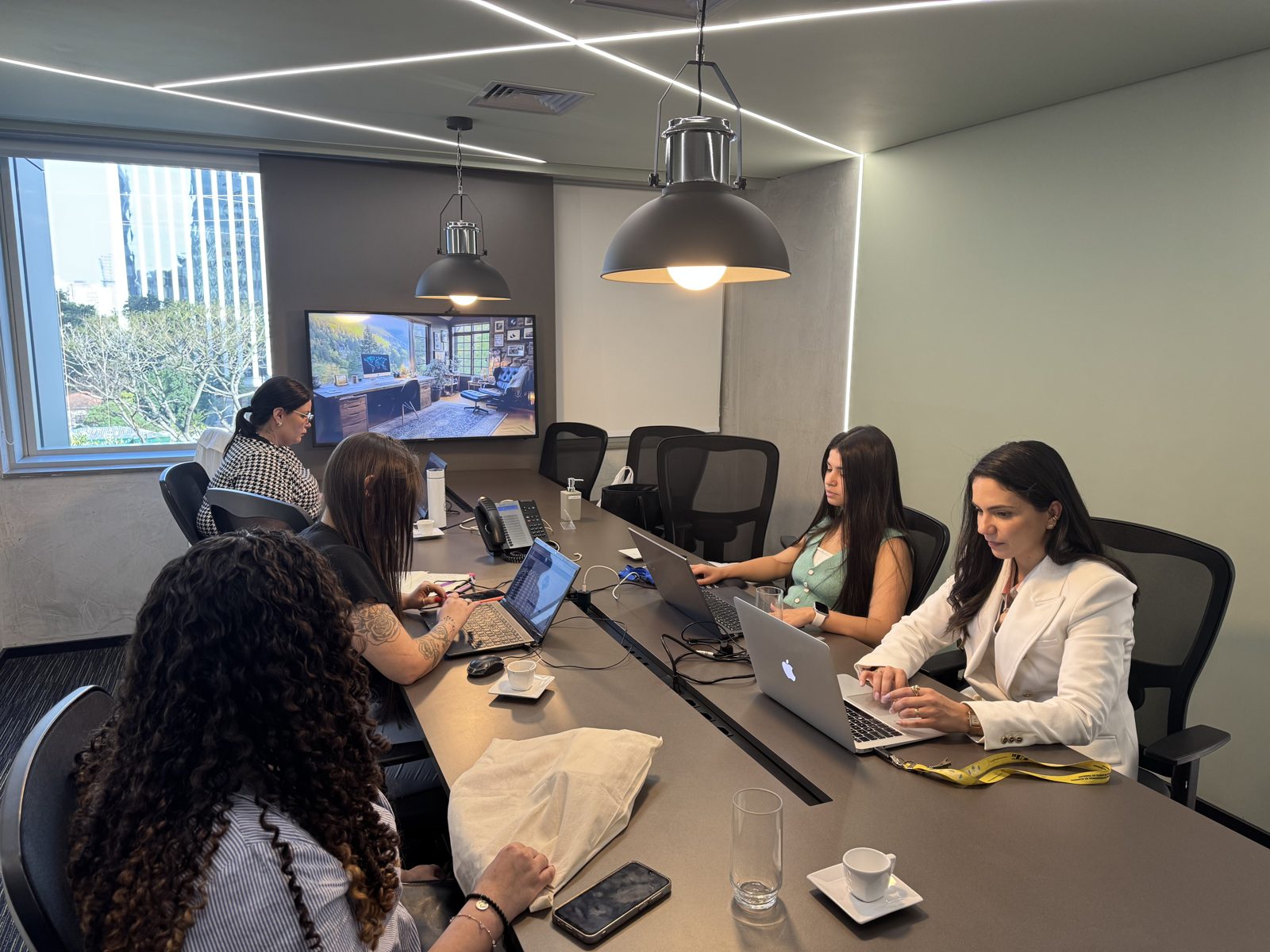 Gicelli Paixão e a equipe da Paixão Advocacia em reunião de trabalho no escritório